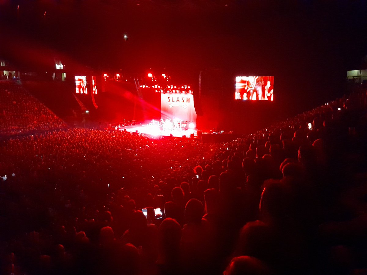 marinaisred's tweet photo. Awesome gig @Slash took my daughter for her 13th birthday treat!! My Mum took me to see GnR for my 13th many years ago!!! #Slash #aoarena @AOArena https://t.co/emlSWjWL2K