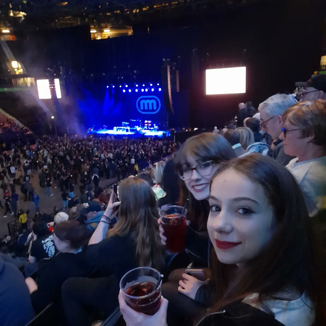 marinaisred's tweet photo. Awesome gig @Slash took my daughter for her 13th birthday treat!! My Mum took me to see GnR for my 13th many years ago!!! #Slash #aoarena @AOArena https://t.co/emlSWjWL2K