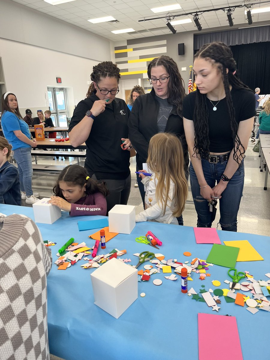It’s Literacy Night at <a href="/HydeParkTigers/">Hyde Park Elementary</a>! Thanks for your extra efforts to shine a light on reading! 🧡🐯