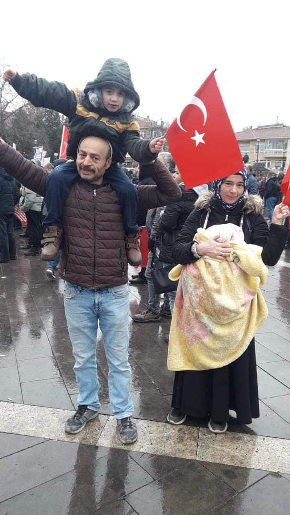 Kar kış kıyamet Ankara mitingine ailesiyle 6 aylık çocuğunuda getirip hakkını savunan koca yürekli abim Allah sizden razı olsun. Allah'ın gücü herşeye yeter. Hak var,emek var.kandırılmışlık var 3308 Sayılı Yasa Mağduru #SeçimeÇıraklarDamgaVurdu