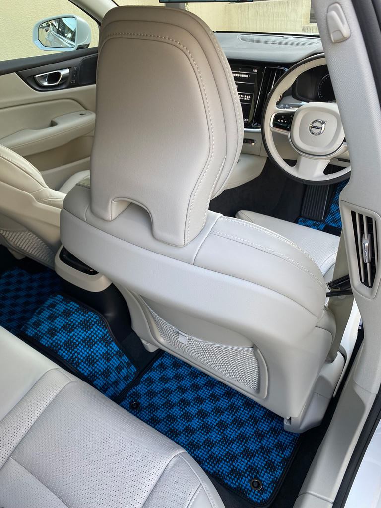 OfficialKAROmat's tweet photo. Dra41様の #カロマット 装着事例
車種:#VOLVO #S60T6 #TwinEngineAWDInscription
マットタイプ:#FLAXY レーベルブルー
(VOLVOディーラー様限定販売のコラボ製品

前車のV60と同様にKAROマットを装着しました
室内がより一層艶やかになりました
【装着事例】https://t.co/A5Gcp8Y3rG

#KAROマット #KARO https://t.co/gxGUdH6QpQ
