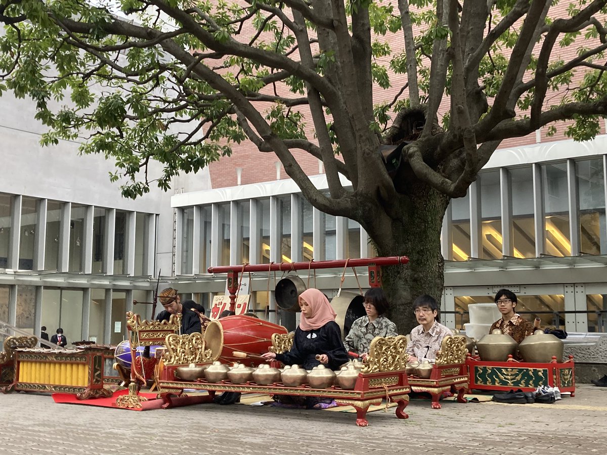 Tsubakisansuki's tweet photo. 入学式会場でガムランやってる大学 https://t.co/zdMHFEHyuM