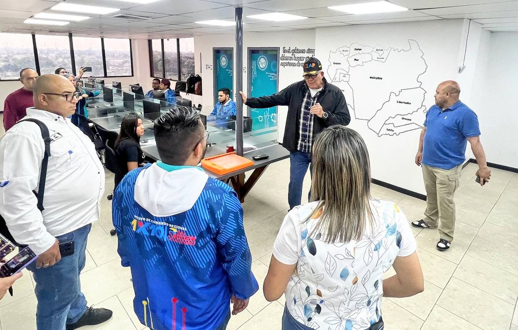 Visitamos el Puesto de Comando Regional del 1×10 del Buen Gobierno de Monagas, que tiene un correcto funcionamiento del registro y soluciones a las prioridades del pueblo. Felicito a los jóvenes que hacen exitosa esta plataforma tecnológica que trae alegrías a toda Venezuela.