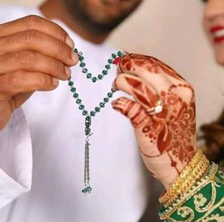 مکمل دو ہی دانوں پر یہ تسبیحِ محبت ہے📿✨
جو آئے تیسرا دانہ ، یہ تسبیح ٹوٹ جاتی ہے📿😊✨

مقرر وقت ہوتا ہے محبت کی نمازوں کا📿✨
ادا جنکی نکل جائے قضا بھی چھوٹ جاتی ہے😊✨

محبت کی نمازوں میں امامت ایک کو سونپو✨
اِسے تکنے اُسے تکنے سے نیت ٹوٹ جاتی ہے😊

محبت دل کا سودا ہے جو ہے