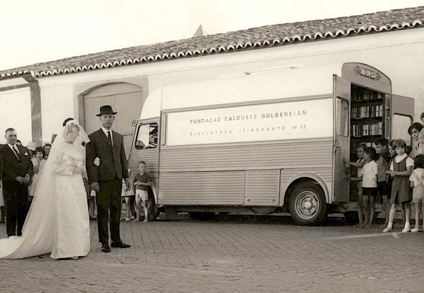 Portugal: Bookmobile No. 33 of the Gulbenkian Foundation stops in Estremoz when wedding ceremonies take place #books #libraries buff.ly/2HZ2SHK