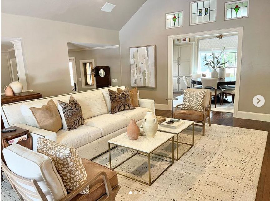 🚨 Best beige alert? bit.ly/497pqT4 👉 Jury is out, but these examples are stunning, right? See what you think, & let us know if this is a shade you've used, or would try! 📸 credits: @ourplaceinthepines (porch) @casademorris (exterior) @illuminaredesigns (living room)