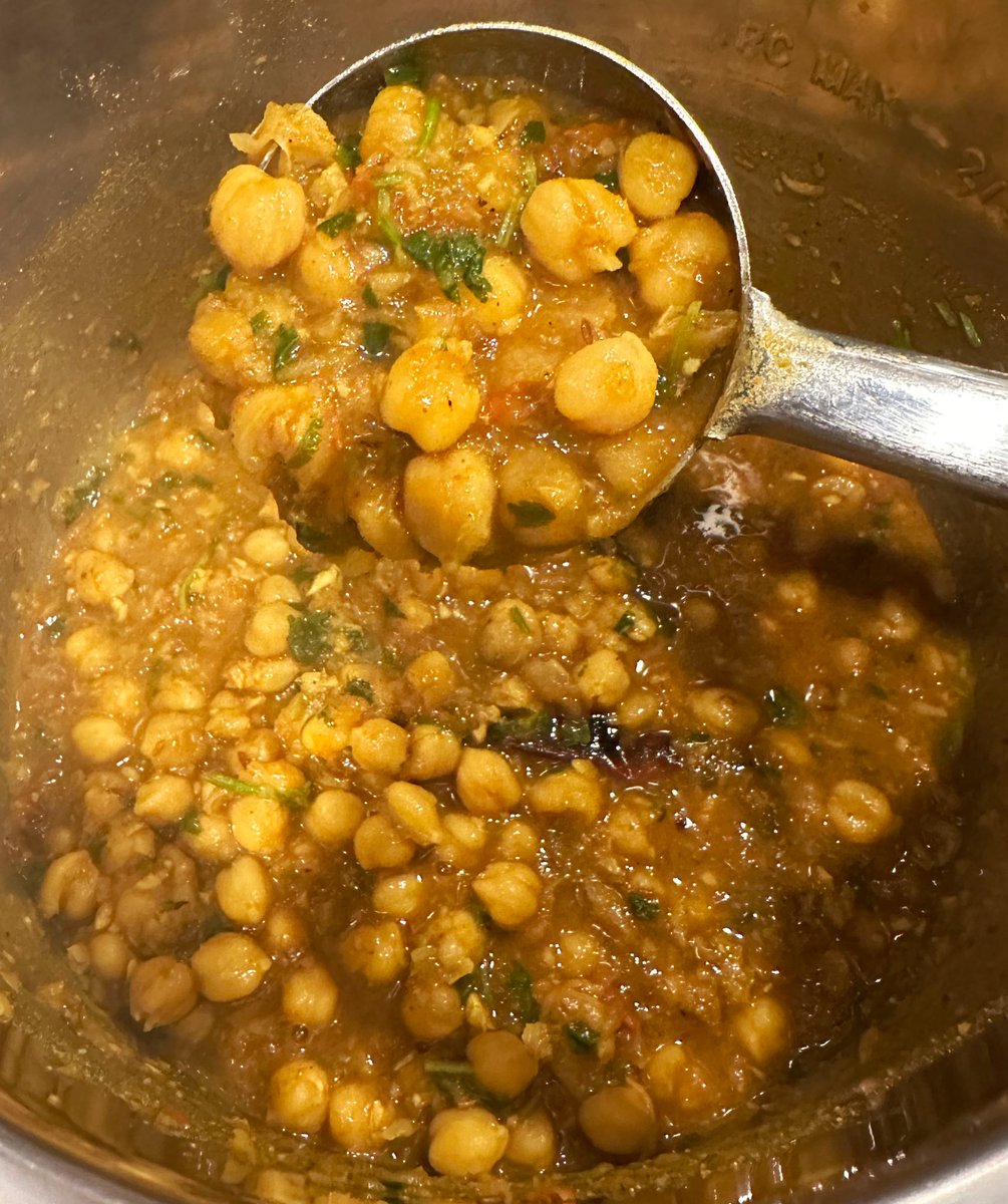 free_style_chef's tweet image. Chana Masala is such a classic Indian dish, for a good reason - it’s always delicious! 

When paired with basmati cumin peas rice, it’s 👌👏😋!

#twittersupperclub 

#chanamasala #chana #chickpea #chickpeacurry #basmatirice #cholle #chollechawal #indianfood #classic #delicious