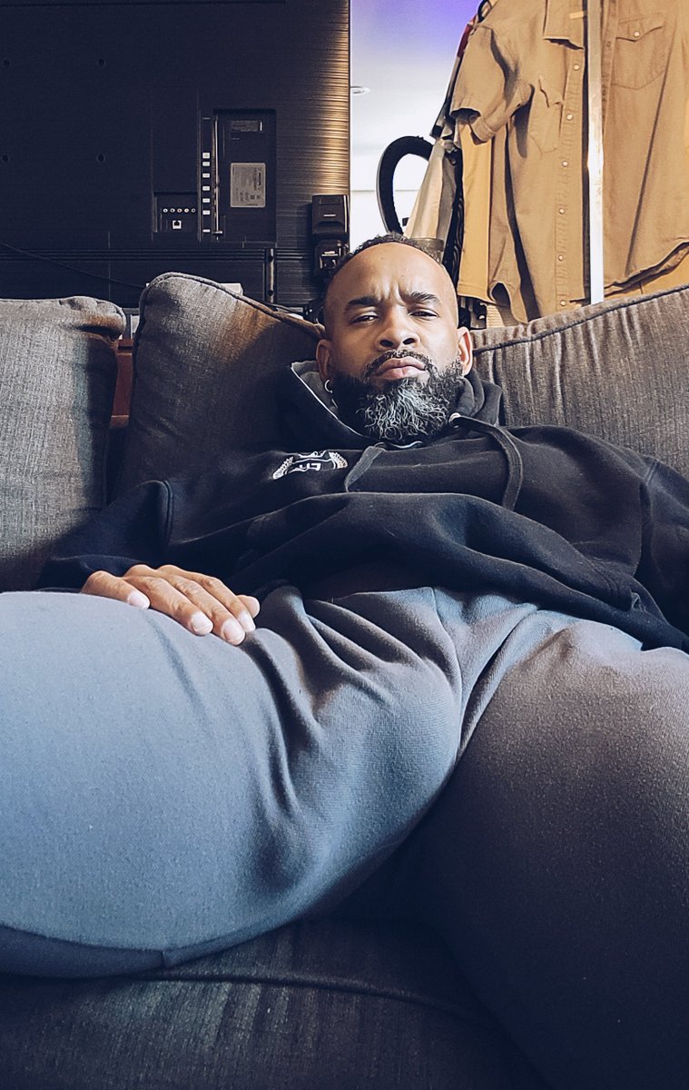 iq_elam's tweet photo. Hey bro make yourself at home https://t.co/v2kiLdoLD6