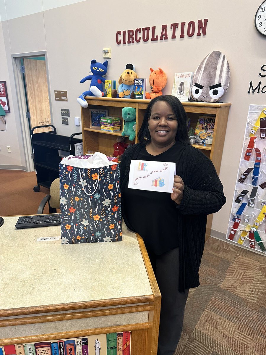 We celebrated our fabulous Librarian, Ms. Chambers today on #SchoolLibrarianAppreciationDay! We love her and everything she does for our students! <a href="/DISD_Libraries/">Dallas ISD Libraries</a> <a href="/AudelacruzDISD/">Audrey de la Cruz</a> <a href="/baverticalteam/">Ryan Bott</a> <a href="/TeamDallasISD/">Team Dallas ISD</a> @NAustinChambers