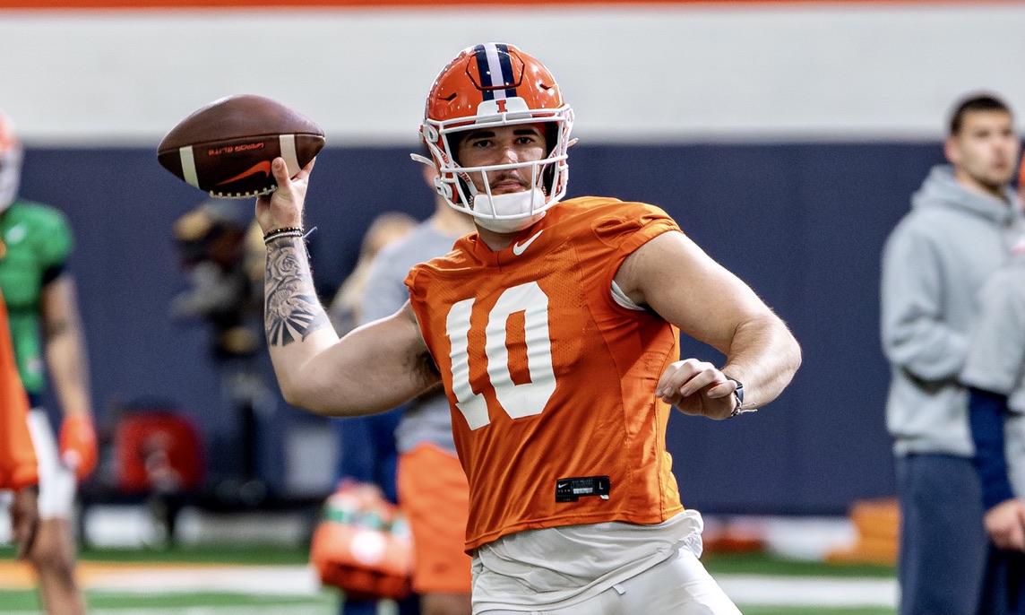 Entering his third season with #illini, Donovan Leary now is at least a snap away from taking a snap for a Big Ten team. As a top-2 QB for UI, Leary is preparing to play

"This is his time to step into these huddles and take command of it."    

READ: 247sports.com/college/illino…