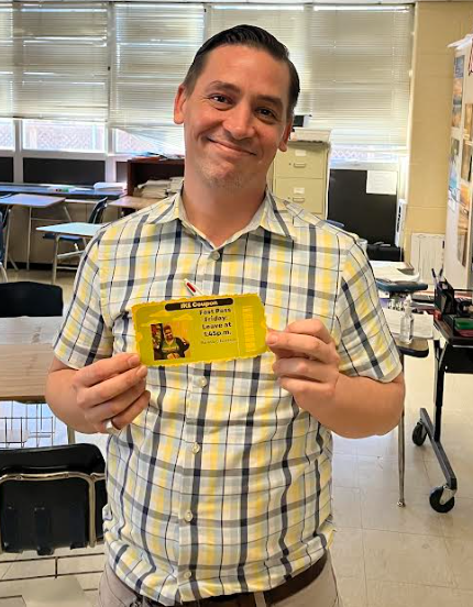 Last week, Mr. Raddatz, ELA Teacher, at @Eisenhower_AISD had over 20 students that he invited to tutorials to prepare for STAAR EOC. Well.. I will cover his class THIS Friday, with a FAST PASS OF Gratitude! JOB WELL DONE! #KidsDeserveIT #MyAldine