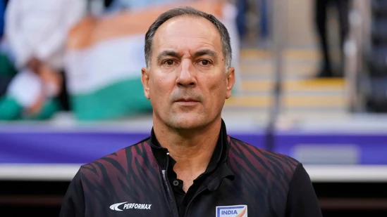 #HTKickOff | The reason why players from @IndianFootball don't go out is well known. It is the same with coaches. Syed Nayeemuddin did but coaches did not follow the Dronacharya. Time for @ishuberk and others from his generation change that, writes @DhimanHT