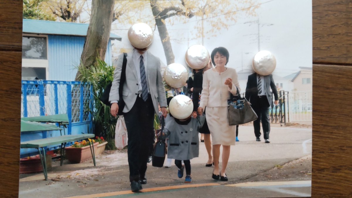 DadcameIndia2's tweet photo. 2016年4月入園式から一年後
警視庁に追いかけ回され、幼稚園バスの前に機動隊バス、集団ストーカーで多くの人目が合うなど、心理的に圧迫、��摩動物園にランニングポリス、買い物しようと海苔に手を伸ばすと、手を伸ばす女性、幼稚園バスは長男を下ろさず発車し、黒いセダン３台、長男と実家へ https://t.co/hor8AhXoa6