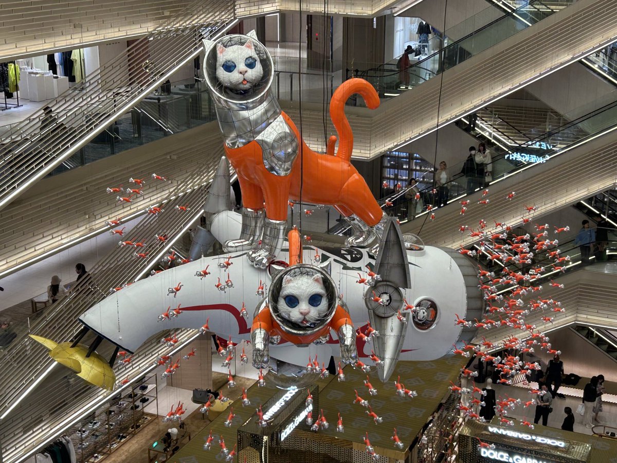 HirakiUkiyoe's tweet photo. 【美術情報】BIG CAT BANG
昨日 #GINZA6 で、ヤノベケンジ氏の大きな猫に遭遇
"太陽の塔"に乗ってるような…と思ったら、猫型太陽の塔！
太陽の塔の形の宇宙船「LUCA号」に乗ってやってきた宇宙猫だそうです
先日、大阪中之島美術館の入口でも見かけたこの巨大な宇宙猫、美しいけど少し畏れを感じます https://t.co/H6cd5zIXjh