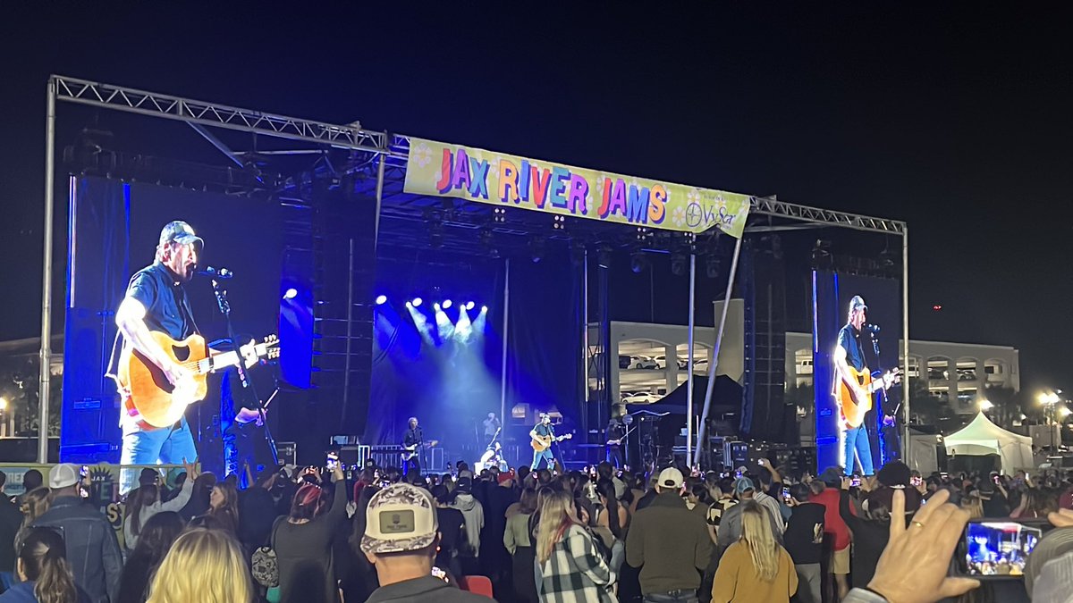 @RodneyAtkins rocking the stage at #JaxRiverJams presented by @OfficialVyStar! Produced by @CityofJax with support from @DTJax & @FloridaTheatre. Awesome free concert Downtown!