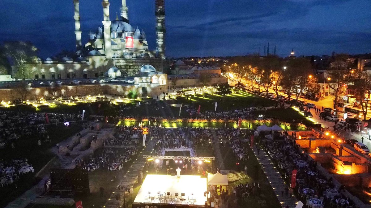 “Selimiye Gölgesinde Edirne Balkan Buluşması İftar Programı” Balkanların farklı ülkelerinden soydaşlarımızı, kardeşlerimizi bir araya getirdi. Bu güzel akşam için ev sahibi olan Edirne Valimiz @Yunus_Sezer_’e teşekkür ederim. 📍 Edirne