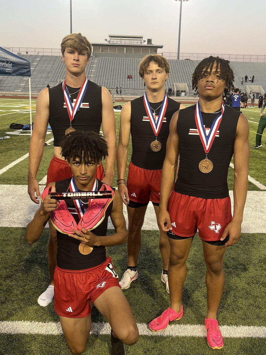 4x4 MOVIN’ ON! Congrats to the Mile Relay team of <a href="/MasonDurst21/">Mason Durst</a> <a href="/colinbenton_/">Colin Benton</a> <a href="/Matthew_Gainey7/">Matthew Gainey</a> and <a href="/LoganDurfield/">Logan Durfield</a> #FAST #umbuntu