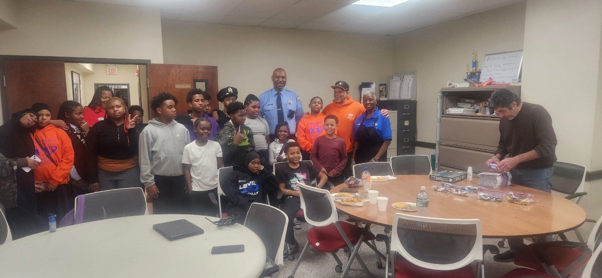 PPD18Dist's tweet photo. First Thursday of each month, 18th district officers engage with the youth for our monthly “Table Talk” . #swpd #ppd https://t.co/0pCGljmvE9