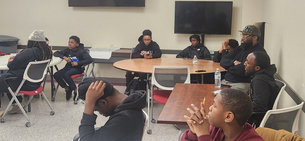 PPD18Dist's tweet photo. First Thursday of each month, 18th district officers engage with the youth for our monthly “Table Talk” . #swpd #ppd https://t.co/0pCGljmvE9