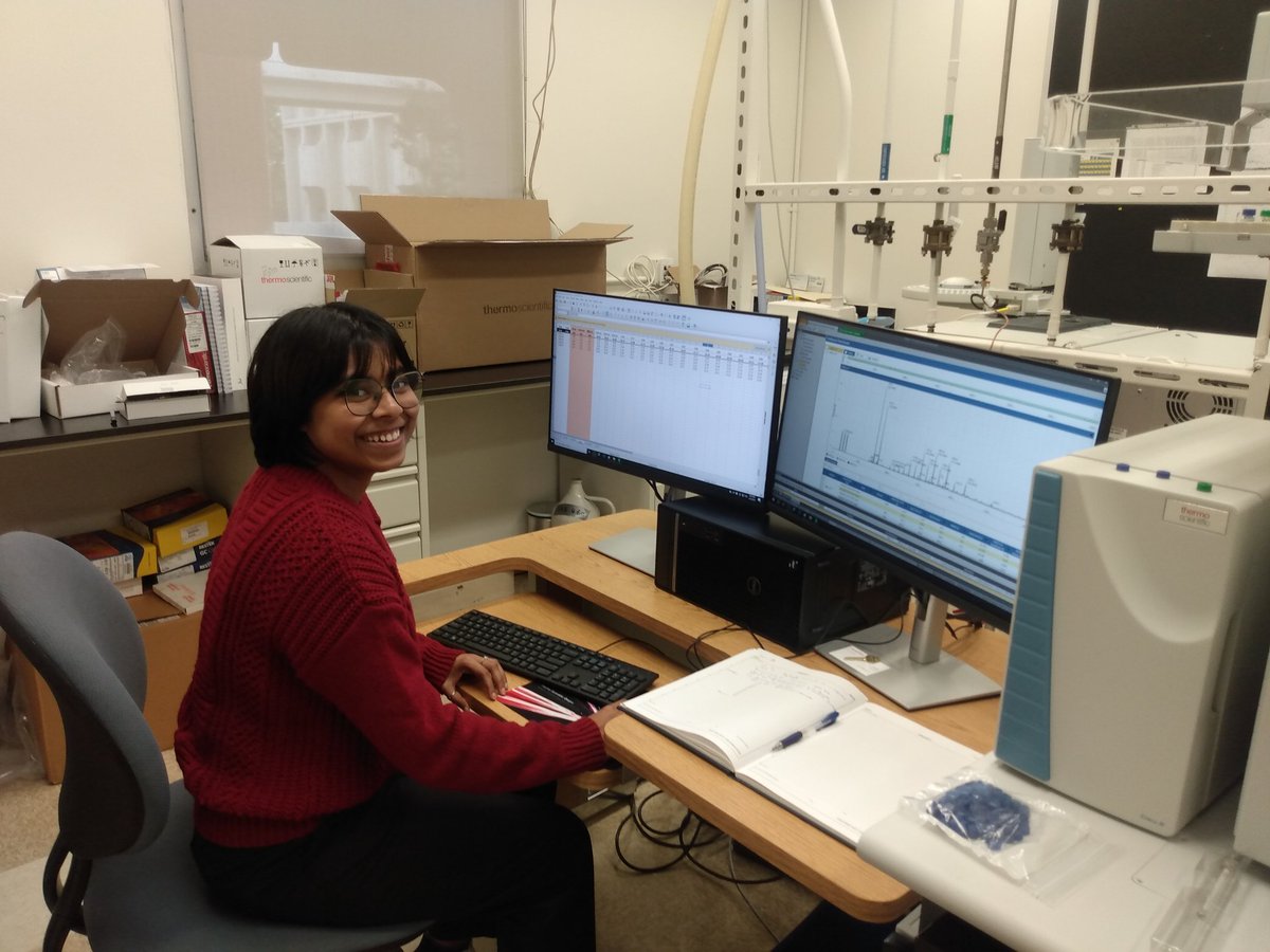 Our new #NSFFunded GC-IRMS is here @USC_earth. @DISHABAIDYA1 is really happy to see data for the very first sample run and her first CSIA measurement.