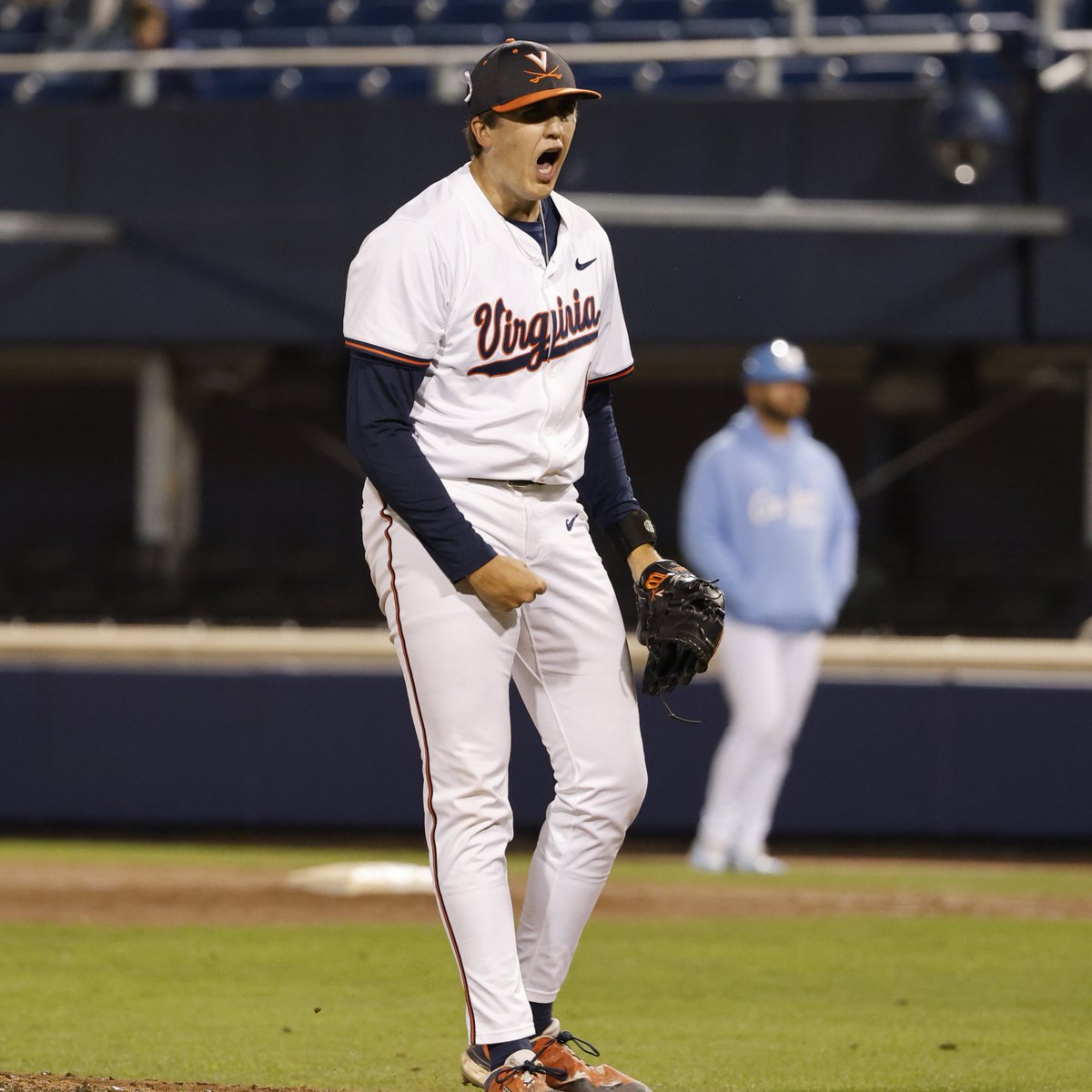 Ryan Osinski's turn for shutdown frame! Stretch time at The Dish! We're even at 1️⃣1️⃣! #GoHoos