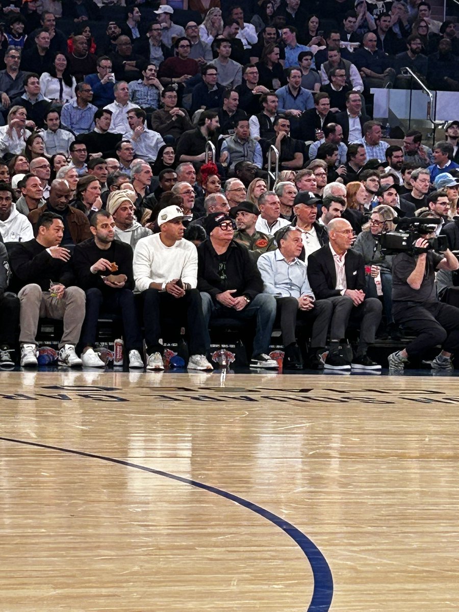 Campy32's tweet photo. Best celeb sighting at Knicks game, Larry David, Spike Lee, Adrien Brody?  Nah, @robertkelly !  #ykwd #theregz https://t.co/hKXZzHzMXN