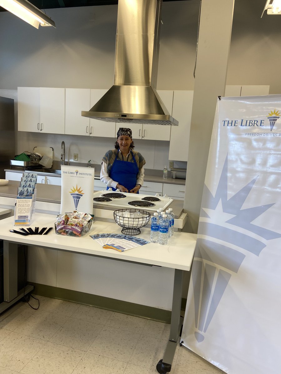 LIBRENC's tweet photo. .@LIBREInstitute y el Programa de Nutrición de NC State completaron la primera clase de Comer Bien...Moverse Más! Los participantes aprendieron a cocinar comidas fáciles, agregar más frutas y verduras, hacer ejercicios simples y mantener un peso saludable.
#FreedomDrivesProgress https://t.co/ZrIrASfIVG