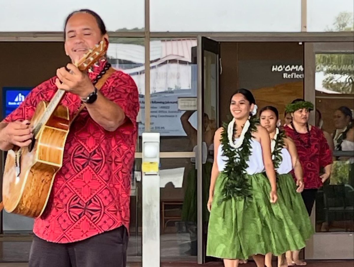 SylvieDahl's tweet photo. #MerrieMonarchWeek free hula show today with Hawaiian music and mele at @UHhilo Library lanai.  #MerrieMonarch #Hilo #Hawaii #Hula #BeMerrie https://t.co/cal4iOVSY4
