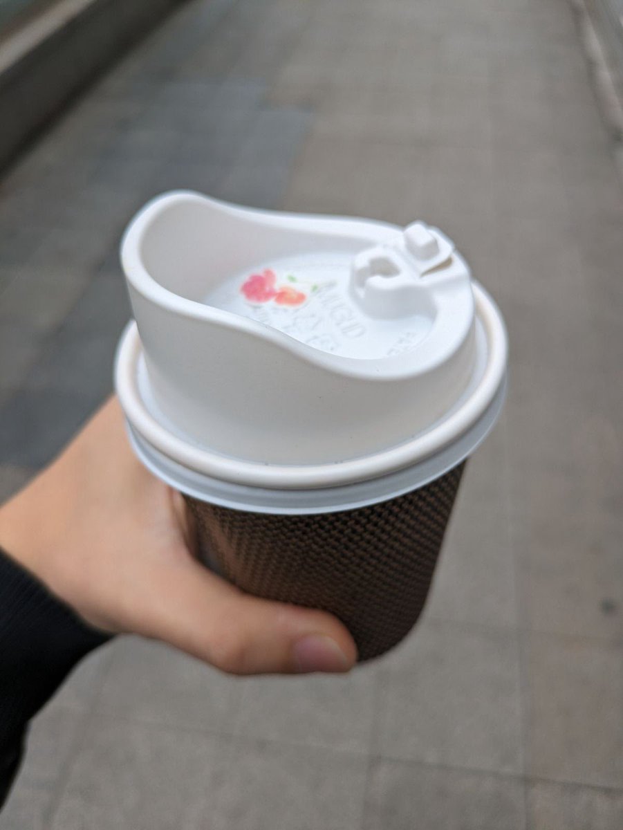 slowslowfood's tweet photo. 昨夜成田からソウルに移動した息子夫婦。
最初のコーヒーの写真を送ってきたので
伴侶トルコ人にNetflixで見れる韓ドラリストを送るw
対岸の中国語チャンネルで中文字幕で見てた『宮』『コーヒープリンス1号店』『私の名前はキム・サムスン』『トッケビ』などなど
キムチ博物館でキムチ作成中の策士😻 https://t.co/OgL5Sw2gAZ