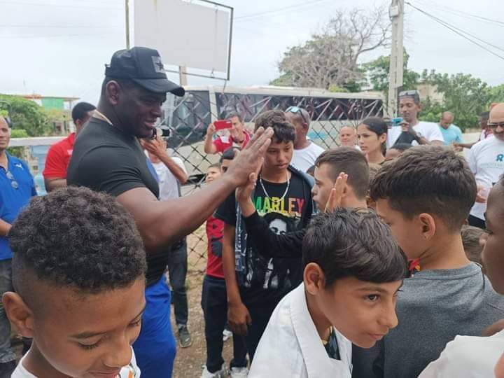 Mijaín López y otros integrantes del equipo nacional de lucha compartieron con niños de la escuela especial Retoños Martianos de Varadero. #GenteQueSuma en #Matanzas @OPJMCuba @UJCdeCuba
