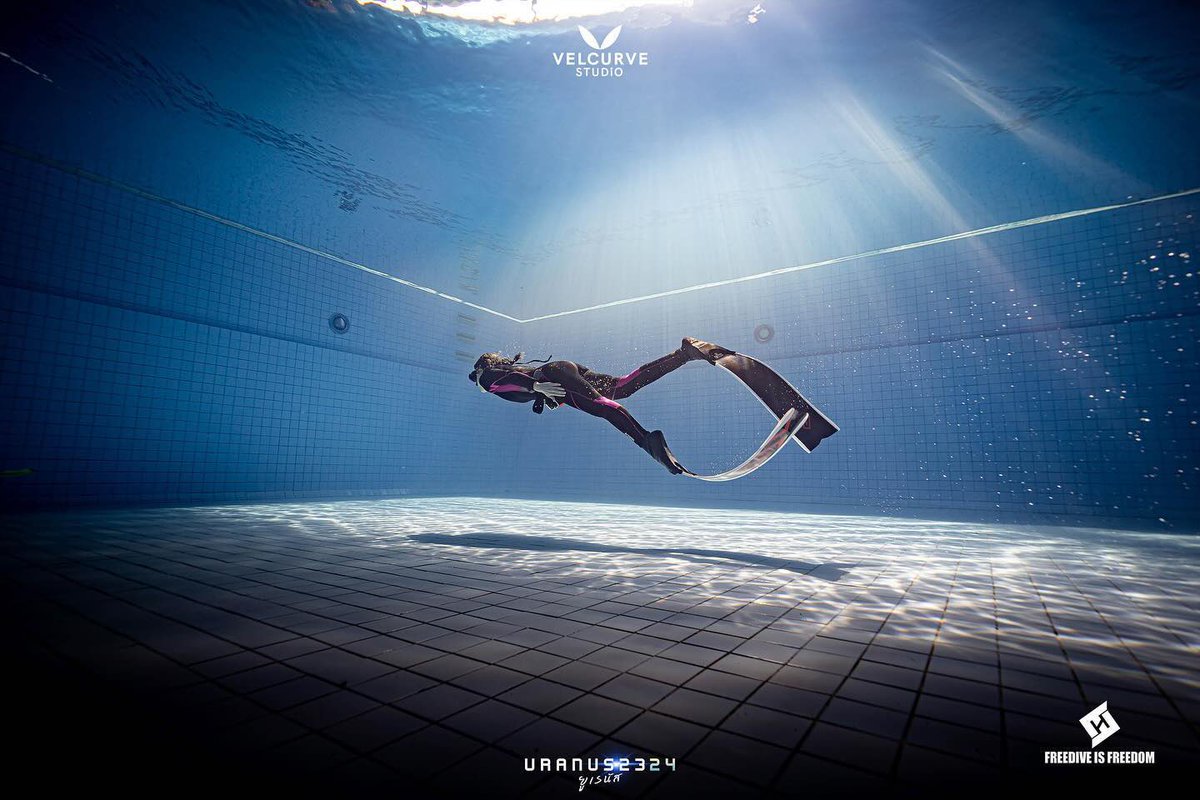 เบคกี้ รับบทนักกีฬา Freedive
ดำจริง ลงจริง ลึกจริง มืดจริง
นี่คือภาพที่น้องไปฝึกฝน เรียนรู้
ในสระว่ายน้ำ ก่อนลงปฏิบัติแสดง
จริงที่ท้องทะเลค่ะ 

UNIVERSE OF LIN KATH 
#PilotUranus2MViews