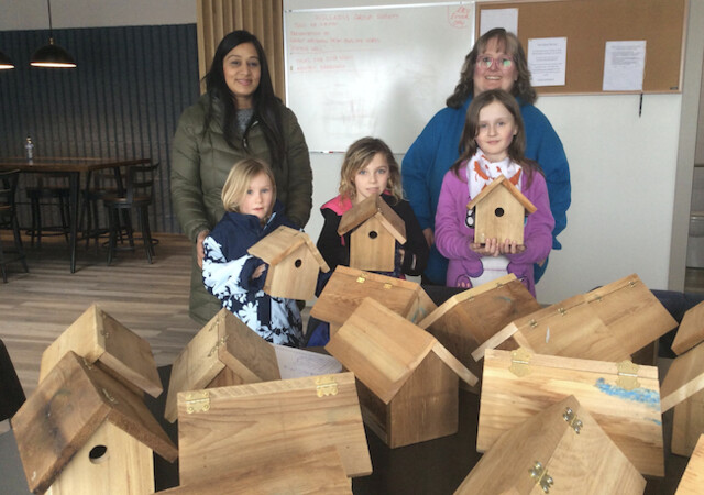 SheShed Vernon volunteered their time to build 40 bird houses for local Girl Guides dlvr.it/T557MM