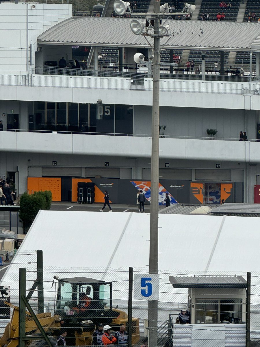 わけわからんくらい涙出て来て写真全然撮れなかった😂

FP1はD席スタート
着席してぱって前見たらマクラーレンパドック裏側？内側？が丸見え😳

#f1jp #F1日本グランプリ #LN4
#Fanslikenoother 
#日本マクラーレン軍団
#JapaneseMCLfan