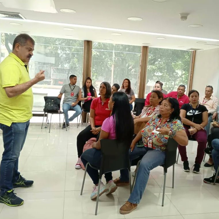 REDVZLA_OFICIAL's tweet photo. #InfoRed ||La Fuerza Laboral de @REDVZLA_OFICIAL realizó Encuentro Formativo donde continúan analizando la 2da parte de los Numerosos Bloqueos que paso Venezuela todo esto como parte de las jornadas de formación Conciencia Misionera.
#VenezuelaAntiFascista https://t.co/qHsosi6GxZ
