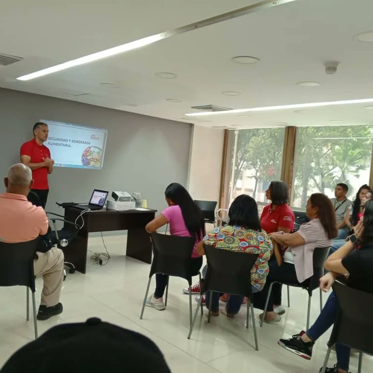 REDVZLA_OFICIAL's tweet photo. #InfoRed ||La Fuerza Laboral de @REDVZLA_OFICIAL realizó Encuentro Formativo donde continúan analizando la 2da parte de los Numerosos Bloqueos que paso Venezuela todo esto como parte de las jornadas de formación Conciencia Misionera.
#VenezuelaAntiFascista https://t.co/qHsosi6GxZ