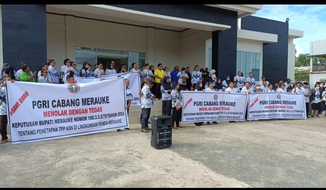 charles_minip's tweet photo. @jokowi , @kemenpendidikan 
Kasihan Para Guru di kab. Merauke, guru dihargai TPP dgn 500rb per blm, miriss😥 https://t.co/4yHWQuiudr