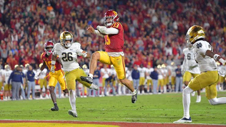 FantasyHubs's tweet photo. Potential offense’s by NFL Draft order in 2024: 

#Bears 1.01 ⭐️

Caleb Williams (QB) ~ Rookie 

DJ Moore (WR) ~ (1,364, 8 TDs)

Keenan Allen (WR) ~ (1,243, 7 TDs)

D’Andre Swift (RB) ~ (1,049, 5 TDs)

Cole Kmet (TE) ~ (719, 6 TDs)

*Stats from 2023*
#NFLDraft2024 https://t.co/UzJAzwIIF5