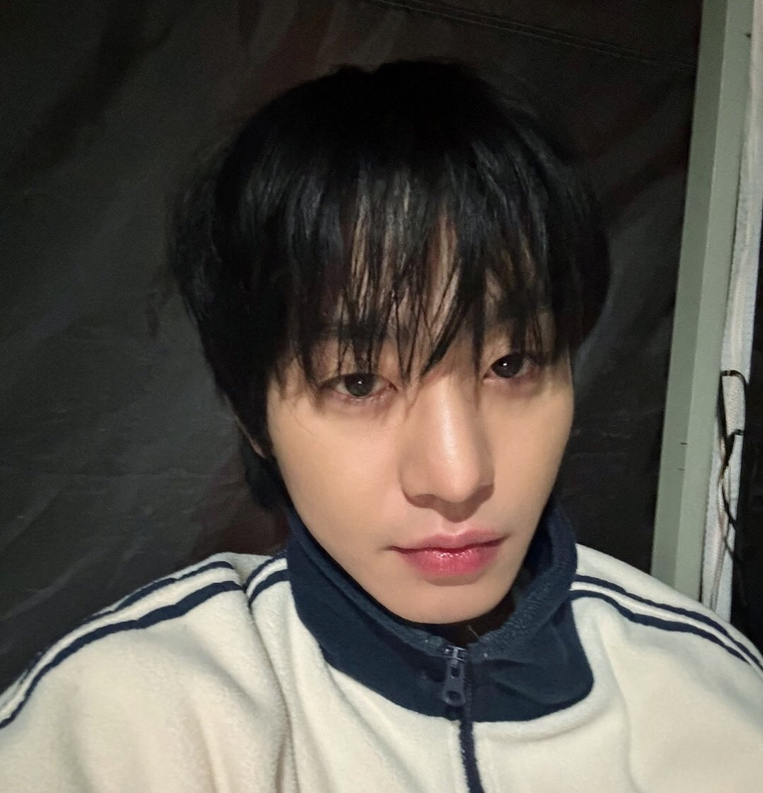 hyoseop95's tweet photo. Look how cute my husband is! 🤍😙 https://t.co/WrjMKefUos