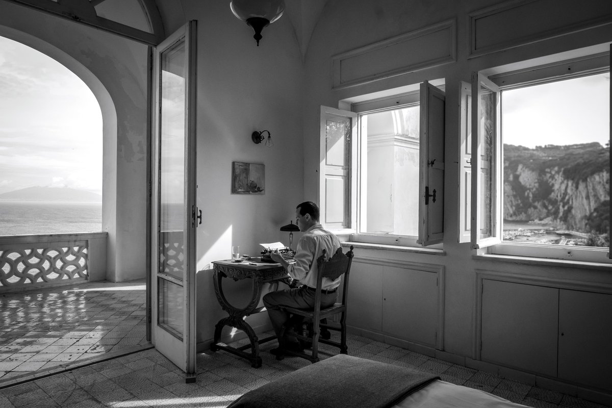 nepalesruben's tweet photo. “I felt that it would be distinctive in black and white because it wouldn’t be like some sunny postcard of a story, which I don’t think the book was.” -- Director #StevenZaillian on shooting @netflix's #Ripley in stunning black and white by #RobertElswit.
https://t.co/OU3EHjMSou https://t.co/ivgE4edt6H