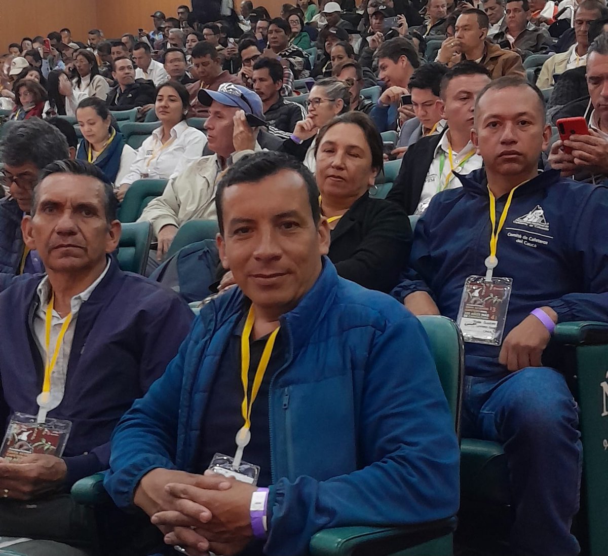 A la #AsambleaCafetera sí asistieron miembros del Comité Departamental de Cafeteros del #Cauca. Y de otros comités regionales, porque la <a href="/FedeCafeteros/">Federación Nacional de Cafeteros</a> es eso: una Federación. Y estos delegados sí conectan nuestro espíritu de cambio. Soplan vientos del sur, vientos de cambio.