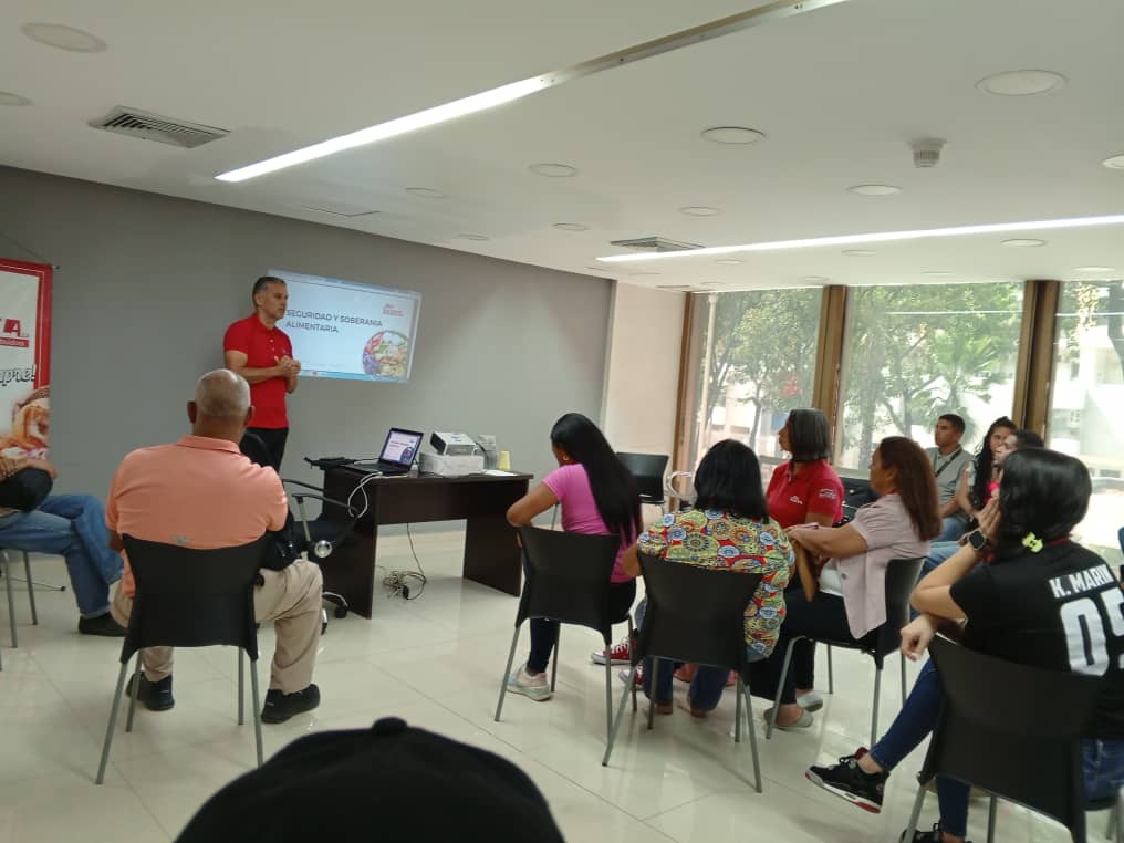 REDVZLA_OFICIAL's tweet photo. #InfoRed ||La Fuerza Laboral de @REDVZLA_OFICIAL realizó Encuentro Formativo donde continúan analizando la 2da parte de los Numerosos Bloqueos que paso Venezuela todo esto como parte de las jornadas de formación Conciencia Misionera.
#VenezuelaAntiFascista https://t.co/qHsosi6GxZ