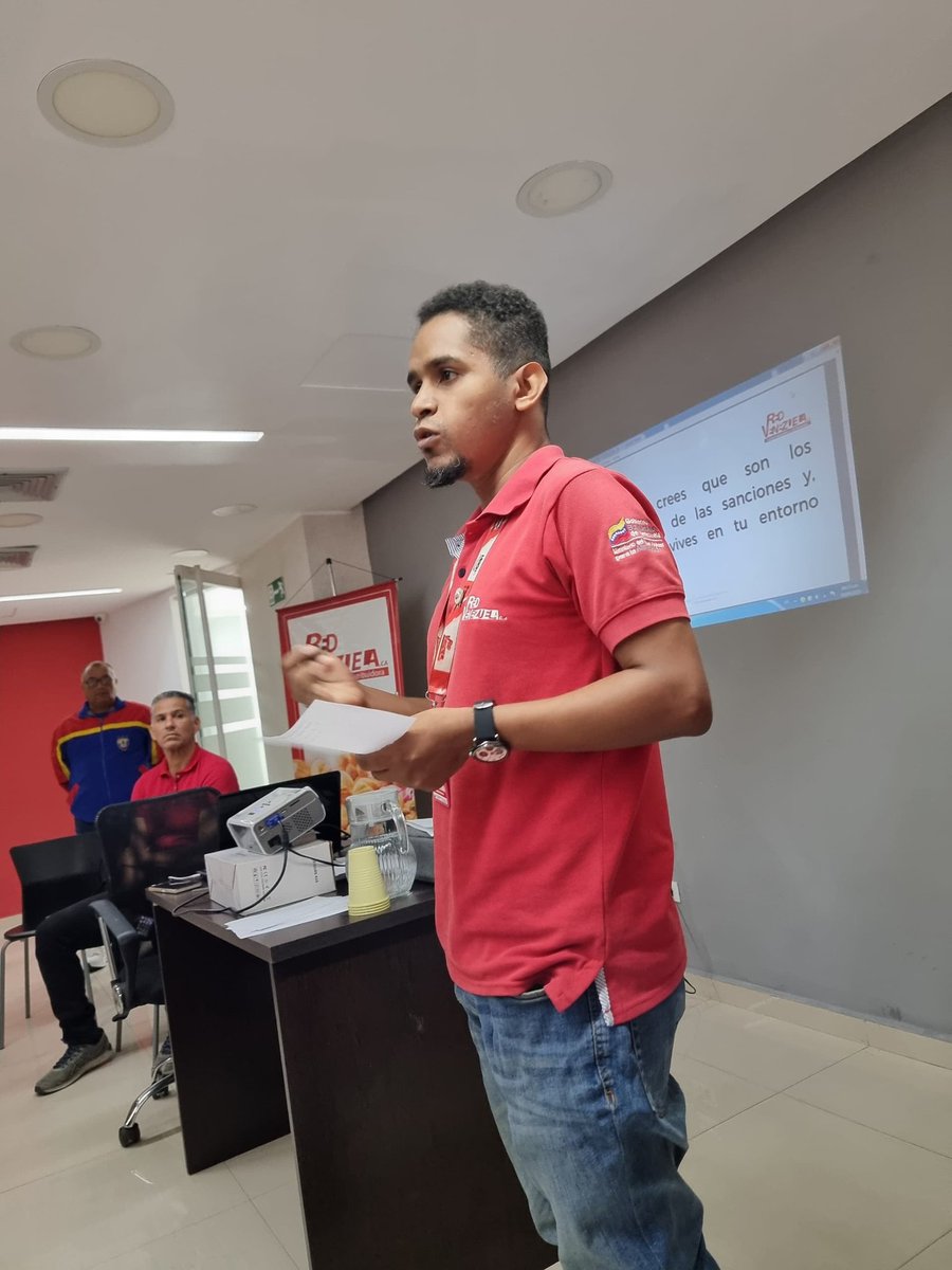 REDVZLA_OFICIAL's tweet photo. #InfoRed ||La Fuerza Laboral de @REDVZLA_OFICIAL realizó Encuentro Formativo donde continúan analizando la 2da parte de los Numerosos Bloqueos que paso Venezuela todo esto como parte de las jornadas de formación Conciencia Misionera.
#VenezuelaAntiFascista https://t.co/qHsosi6GxZ