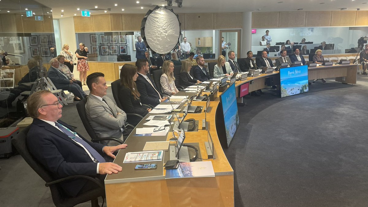 MarkHanrahan9's tweet photo. The first day of business for the newly elected &amp; reelected @cityofgoldcoast Mayor &amp; Councillor’s. The swearing in ceremony and first items on the agenda, tonight on @9NewsGoldCoast @GracieRichter https://t.co/MB25WI4LcL