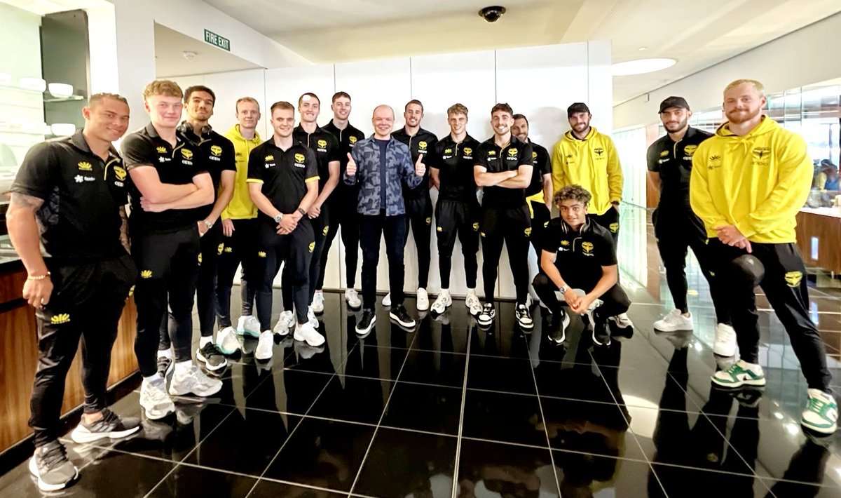 Fantastic finale to a great week in Wellington: meeting the Wellington Phoenix @WgtnPhoenixFC soccer team at the airport! It'll be an exciting game tomorrow at Central Coast Stadium with two teams topping the A-league ⚽️ May the best team win! 💪 @FinEmbAustralia