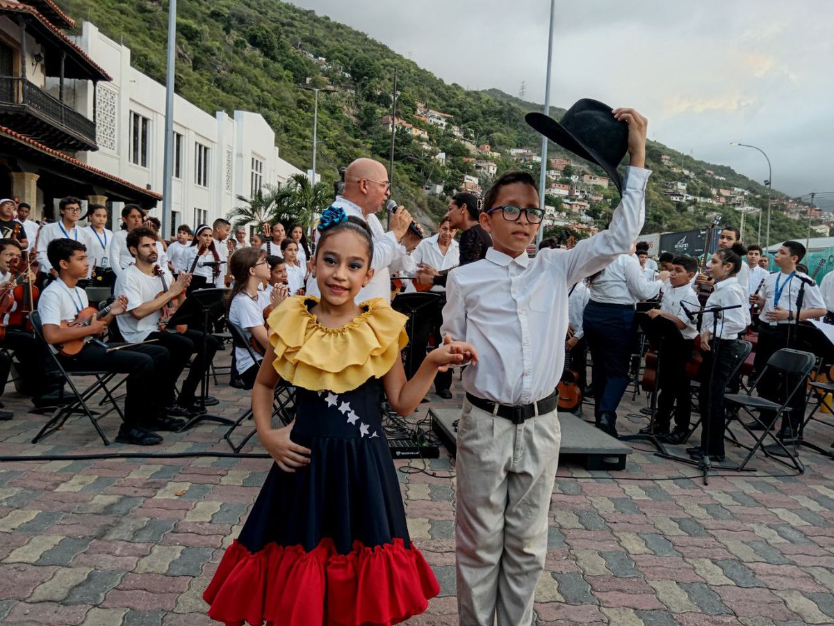 #EnFotos Concierto en el marco del Día Nacional del Cuatro, La Guaira, municipio Vargas

#VivaVenzuela 
#VenezuelaAntiFascista 
#VenezuelaCamburPintón