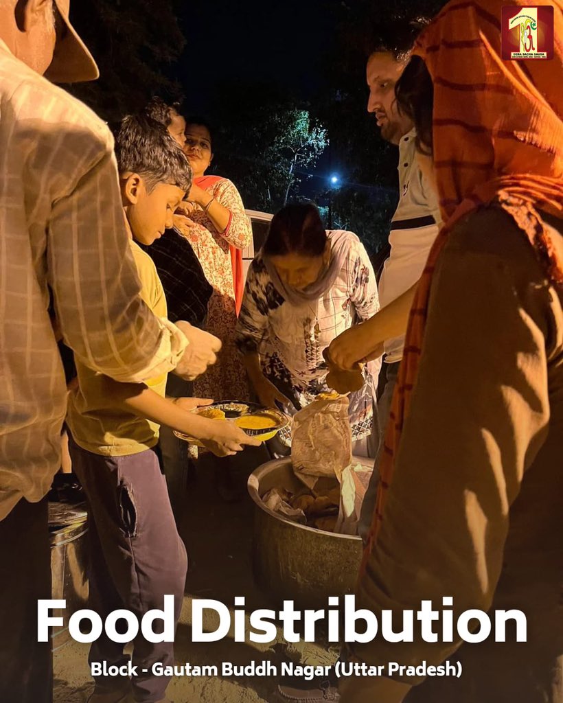 DSSNewsUpdates's tweet photo. Reaching out with open hearts, Dera Sacha Sauda volunteers provided food to families living by the roadside. Their efforts ensure that compassion touches every corner of the community. #FeedingHope #FightHunger #DeraSachaSauda https://t.co/PtZKk3p7wh