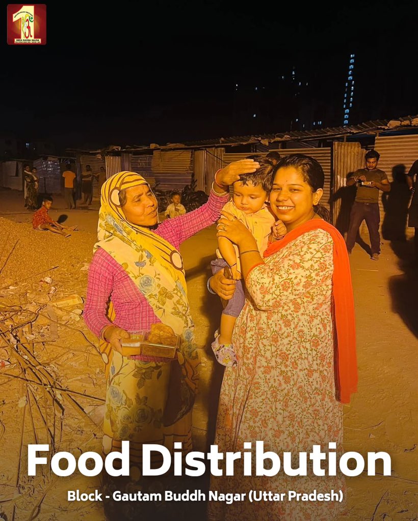 DSSNewsUpdates's tweet photo. Reaching out with open hearts, Dera Sacha Sauda volunteers provided food to families living by the roadside. Their efforts ensure that compassion touches every corner of the community. #FeedingHope #FightHunger #DeraSachaSauda https://t.co/PtZKk3p7wh