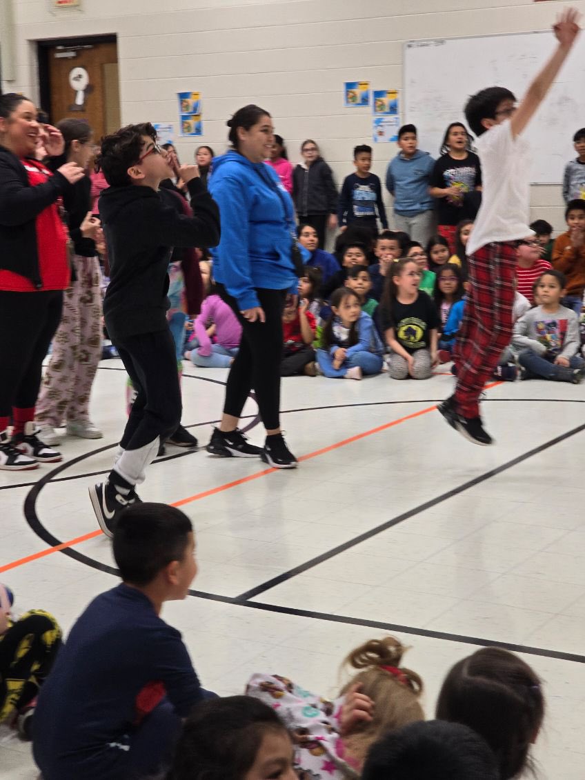 Veronica_Brav0's tweet photo. Lake Park March BOOK Madness 
Winning Book: Supertato 
Winning basketball players during our March BOOK Madness assembly: 
Mr. Forde, PE Teacher
Emilio Bonilla, 5th grade 
Nathan Garcia, 5th grade
Jacob Koenig, 2nd grade
#LakeParkLibrary #ASD4LibrariansRock #MarchMadness2024 https://t.co/UneZs1MDfS