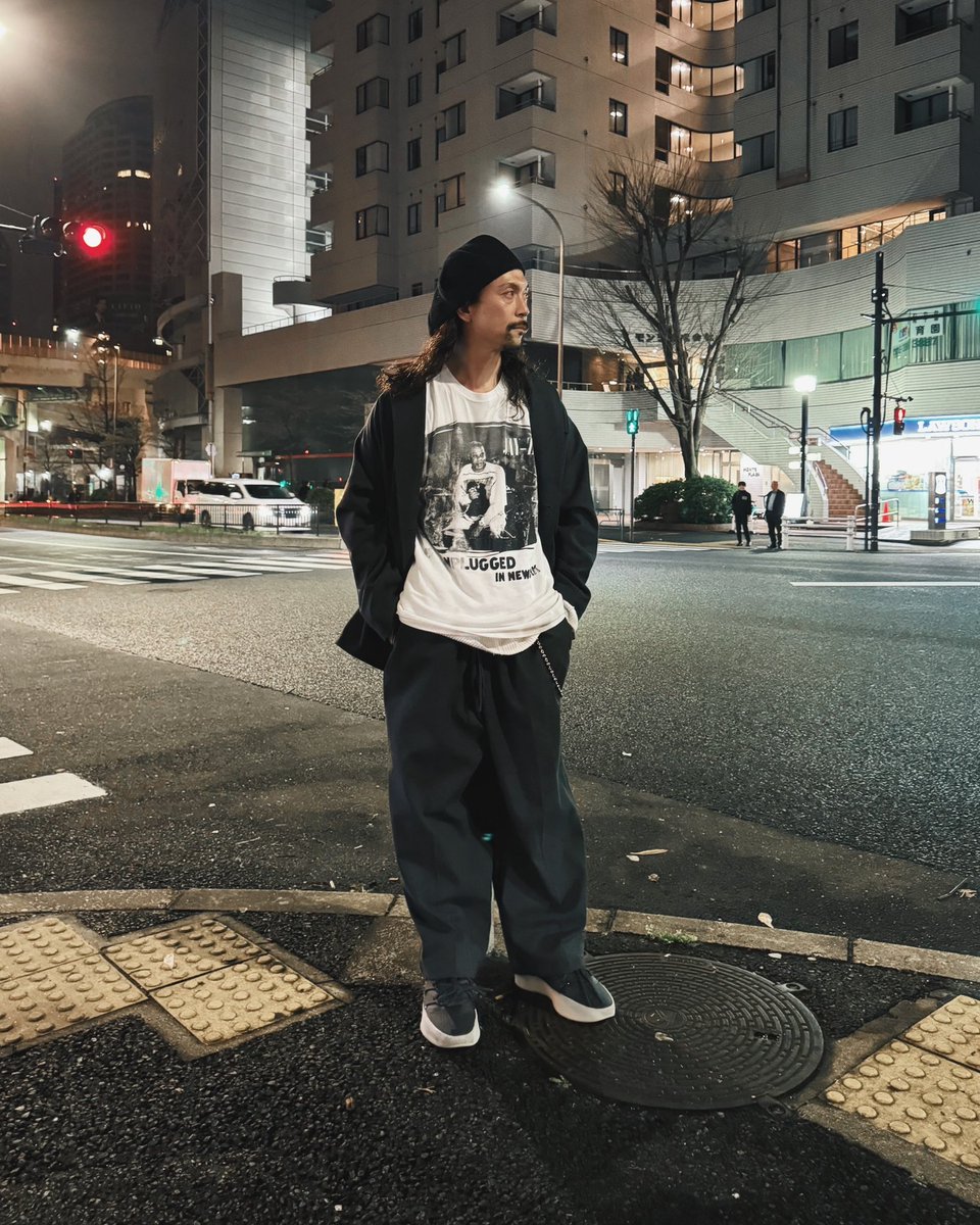 JAY-Z知らない論争はどこから来たの？オッサンも若手わからなかったりするから別にいいだろ。それよりこないだオレは間違いなくJAY-Zと握手した。しかも着てるTEEに気づいて向こうからワッツアップしてくれアルマンドくれたから1年以上ぶりに酒飲んだ。JAY-Zは水を飲んでた。まあ知って損はないぞ。