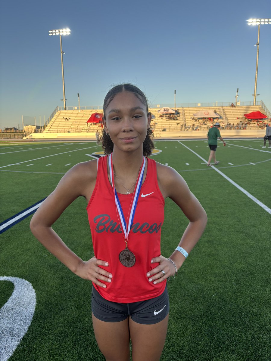 New school record and a 🥉district finish for freshman Dannika Kelly in the 300m hurdles! #BeSoGood